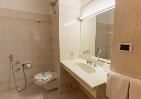 Rainfall showerhead, free toiletries, hair dryer, bidet