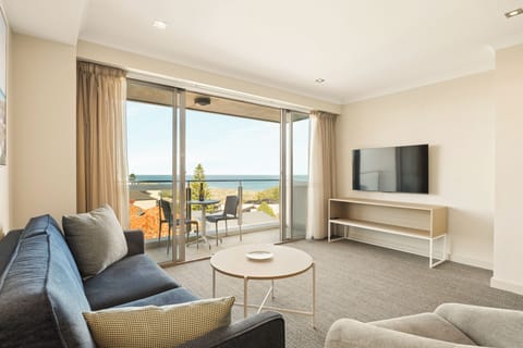 One Bedroom Executive (1 King Bed or 2 Single Beds) | In-room safe, desk, laptop workspace, blackout drapes