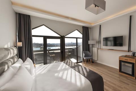 Deluxe Room, Terrace | Premium bedding, minibar, in-room safe, soundproofing
