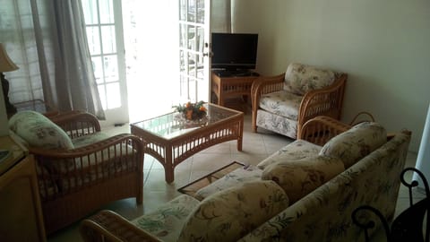Comfort Room, Multiple Beds, Non Smoking | Living area | 32-inch TV with cable channels