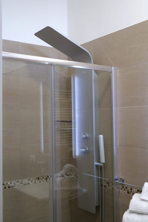 Double Room, Balcony (Granchio Rosso) | Bathroom shower