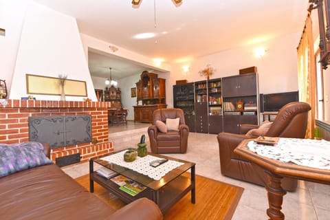 Standard Apartment, 3 Bedrooms (0402) | Living area | TV