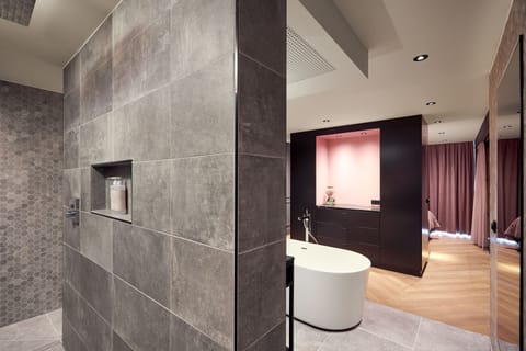Luxury Suite | Bathroom | Eco-friendly toiletries, hair dryer, slippers, towels