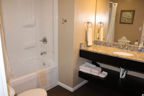 Traditional House, Multiple Beds, River View | Bathroom | Combined shower/tub, free toiletries, hair dryer, towels