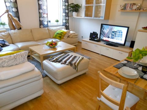 Spacious Living Room with 42 inch flat screen TV