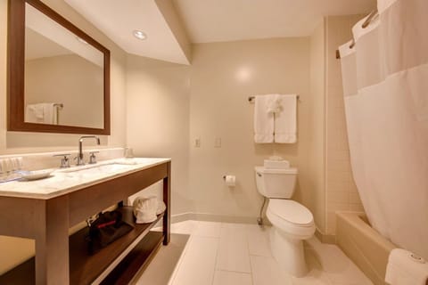 Combined shower/tub, designer toiletries, hair dryer, towels