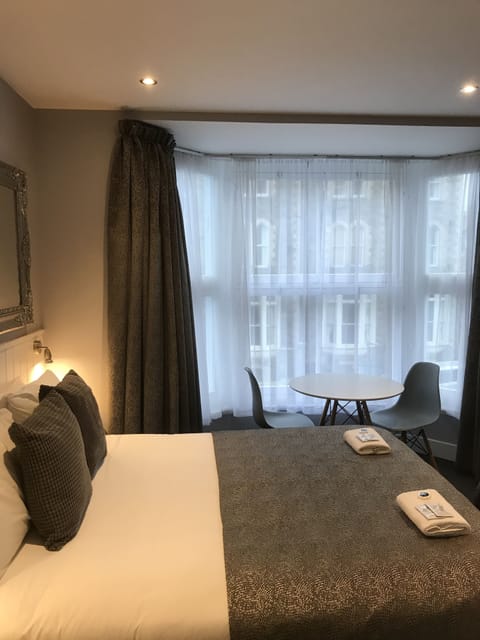 Queen Room | Iron/ironing board, free WiFi, bed sheets