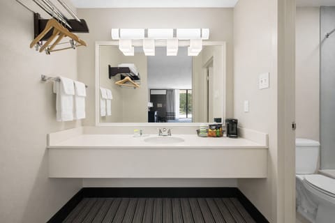 Combined shower/tub, hair dryer, towels