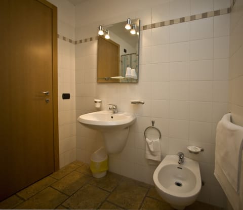 Single Room | Bathroom | Shower, free toiletries, hair dryer, bidet
