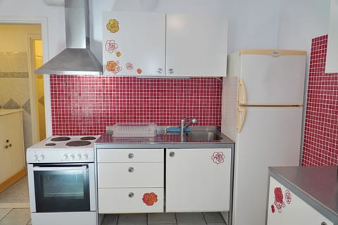Deluxe Apartment (Semi Basement) | Minibar, soundproofing, iron/ironing board, free WiFi
