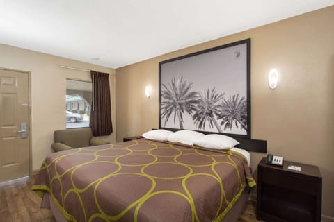 Individually furnished, blackout drapes, iron/ironing board, free WiFi