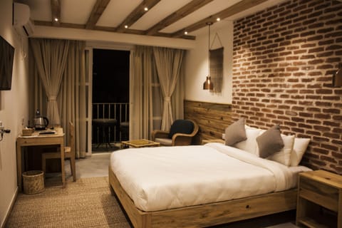 Deluxe Double or Twin Room, 1 Queen Bed, Mountain View | 1 bedroom, premium bedding, memory foam beds, in-room safe