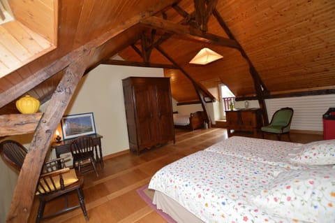 Triple Room (Jaune) | Individually decorated, individually furnished, desk, iron/ironing board