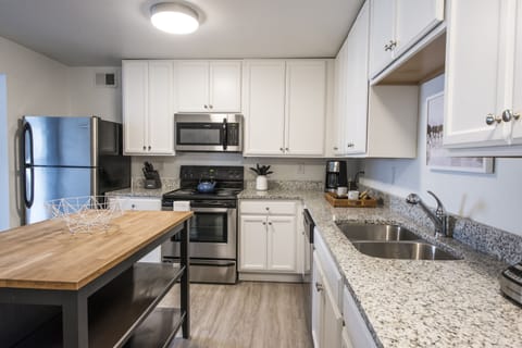 Apartment, Courtyard View | Private kitchenette | Fridge, microwave, oven, stovetop