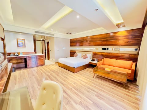 Club Room, 1 King Bed, Corner | Individually decorated, individually furnished, desk, laptop workspace