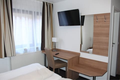 Basic Double or Twin Room | Desk, blackout drapes, bed sheets