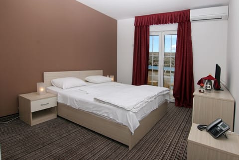 Double Room, Sea View | Minibar, in-room safe, desk, blackout drapes