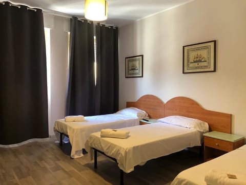 Classic Triple Room | 1 bedroom, desk, laptop workspace, blackout drapes