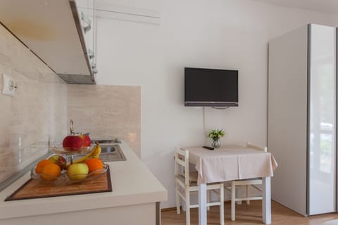 Standard Studio | Desk, iron/ironing board, free cribs/infant beds, free WiFi