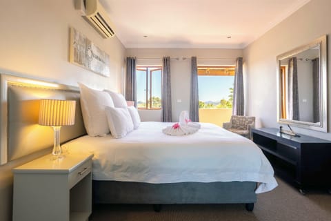 Two-Bedroom Holiday Houses (4) | Select Comfort beds, in-room safe, desk, iron/ironing board