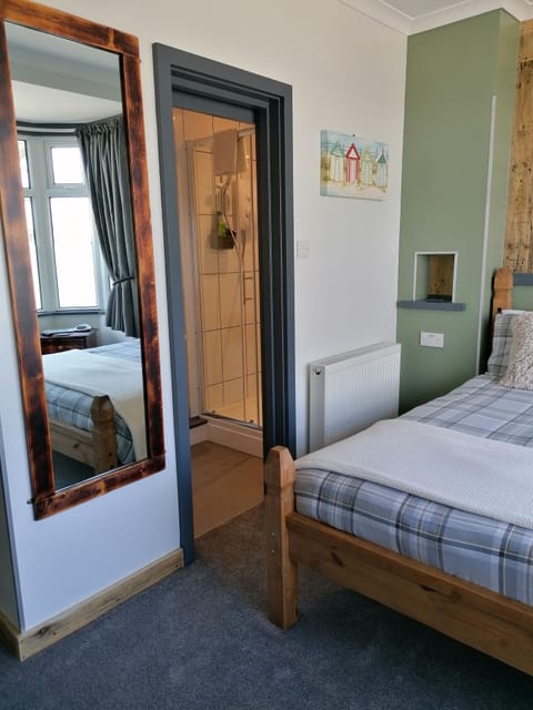 Comfort Double Room, 1 Double Bed, Partial Ocean View | Hypo-allergenic bedding, individually decorated, individually furnished