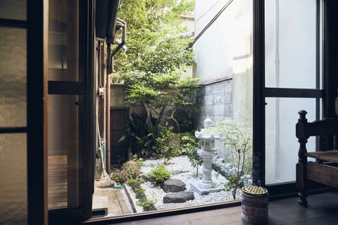 Private Vacation Home | Desk, free WiFi, bed sheets