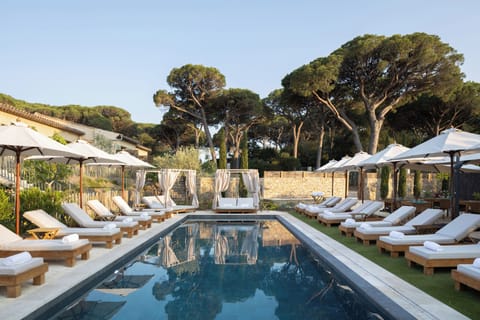 Seasonal outdoor pool, pool umbrellas, sun loungers