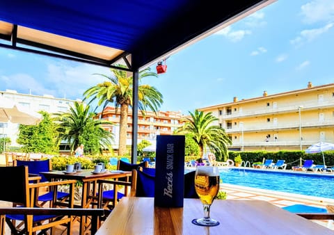 Swim-up bar