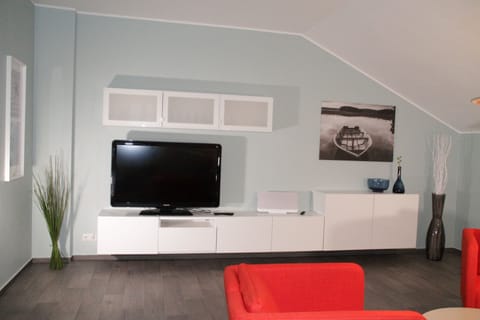 Apartment | Hypo-allergenic bedding, blackout drapes, soundproofing