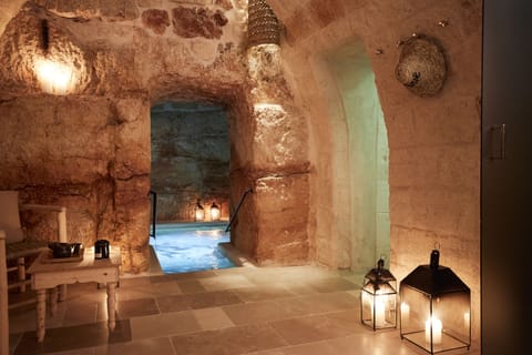 Hot tub, steam room