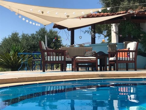 Relax, have a drink or use the bbq