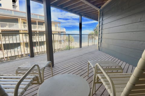 Sandpiper 14B Front Deck Area View