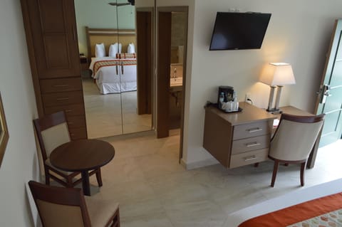 Executive Room, 1 King Bed | Premium bedding, down comforters, pillowtop beds, in-room safe