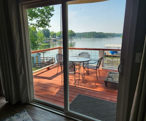livingroom lake view