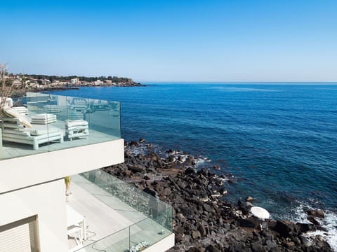 Terrazza Reale: 50 m2 of waterfront terrace, breathtaking views and direct access to the sea