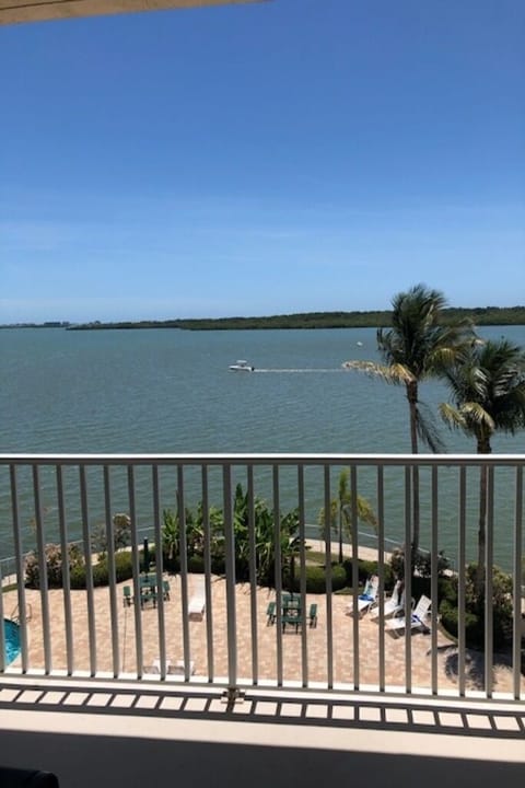 Beautiful Waterfront 1bedroom condo