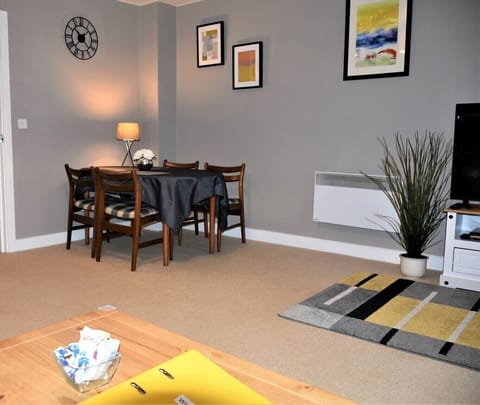 Dining table can comfortably accommodate 4 diners.