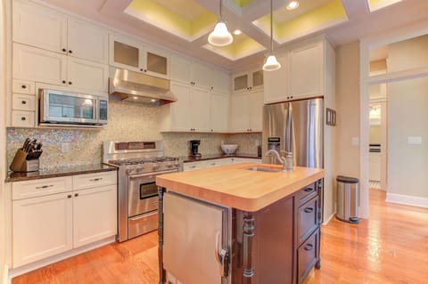 Fully Equipped Kitchen with complete modern appliances.