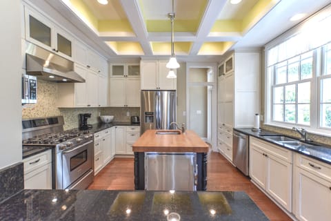 Fully Equipped Kitchen with complete modern appliances.