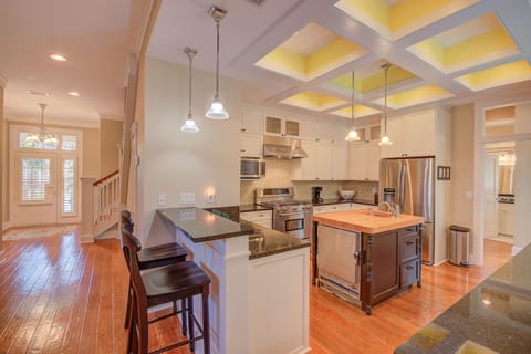 Fully Equipped Kitchen with complete modern appliances.