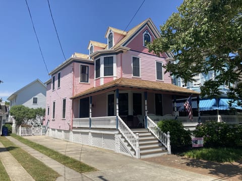 The Pink House - 911 Stockton Avenue