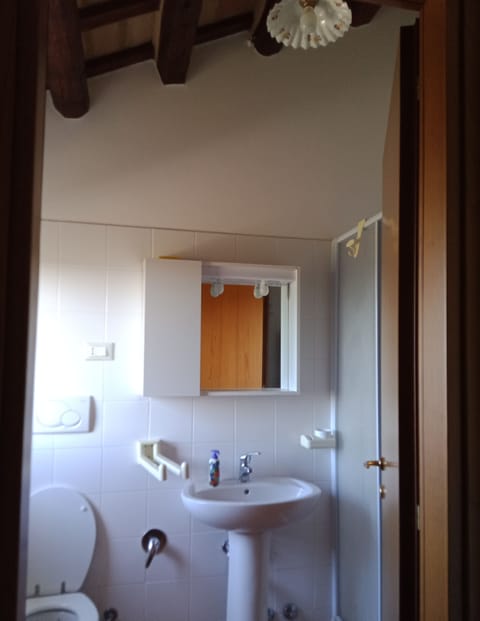 Studio | Bathroom | Shower, bidet