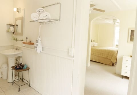 Combined shower/tub, free toiletries, hair dryer, towels