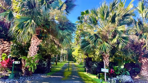 The Kona Palm Retreat. Private gated accommodation with Hot Tub.
