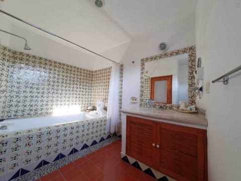 Traditional Suite, Hot Tub | Bathroom | Shower, free toiletries, towels, shampoo