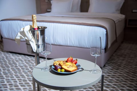 Standard Room, 1 King Bed, Non Smoking | Minibar, in-room safe, desk, laptop workspace