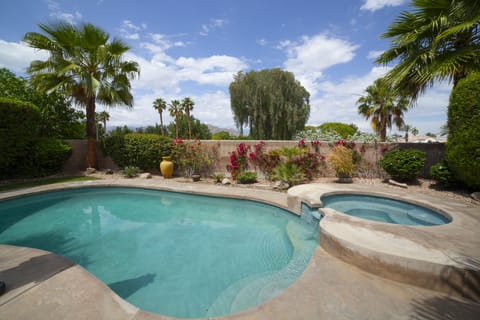 Private Pool and hot tub in Backyard with high hedges 