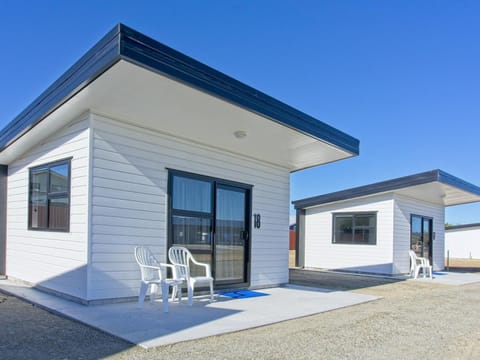 Basic Cabin | Soundproofing, WiFi (free), individually decorated, bed sheets