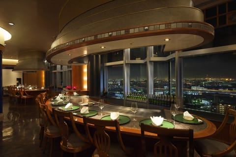 4 restaurants; breakfast, lunch, and dinner served