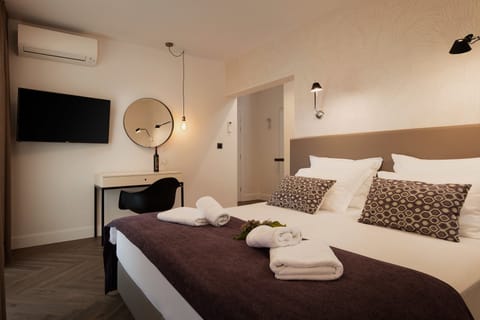 Deluxe Double or Twin Room, Balcony | In-room safe, desk, blackout drapes, soundproofing